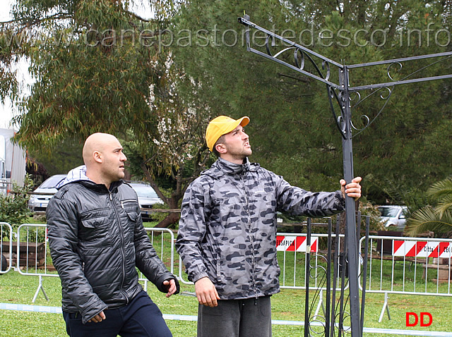 preparazione-del-campo-venerdi-07.jpg - ...ma come si monteranno questi gazebo???