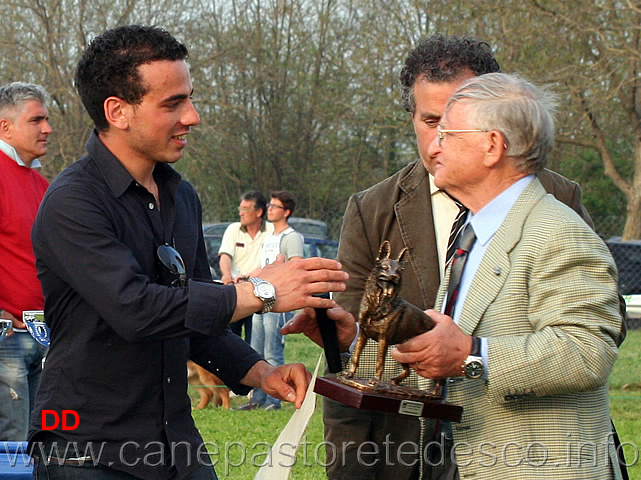 il-giudice-luigi-mantellini-premia-michele-falcone.jpg - Riconoscimento a Michele Falcone per l'impegno profuso in sezione e per la passione