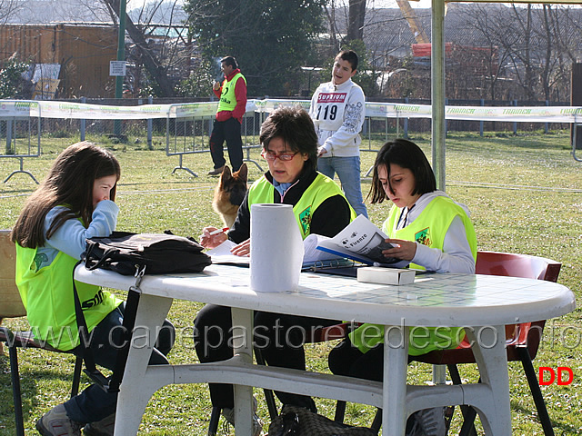 vittoria-e-virginia-in-supporto-alla-segreteria-di-ring.jpg - Vittoria e Virginia in supporto alla segreteria di ring