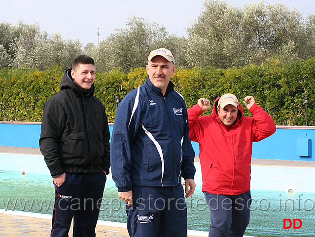 piscina-.jpg - fa un po' freddo oggi per la piscina...