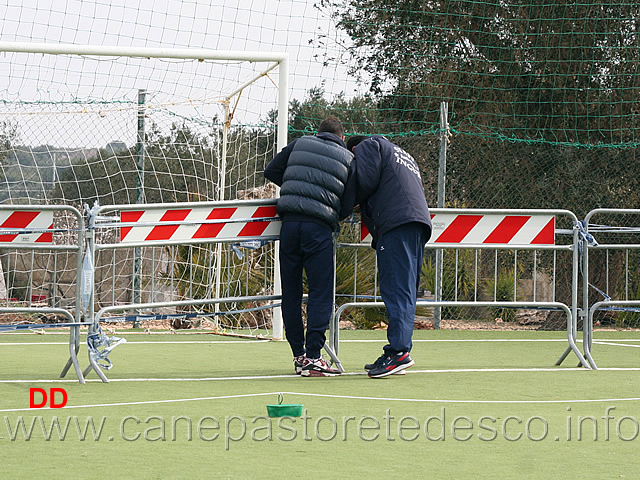 ultimi-preparativi.jpg - Si montano le transenne sperando che il vento non le ributti a terra