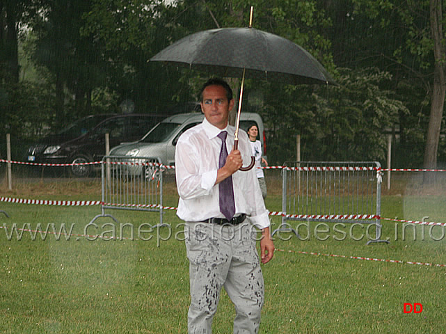 142.jpg - Classe Lavoro maschi sotto il diluvio: il giudice Mauro Di Festa