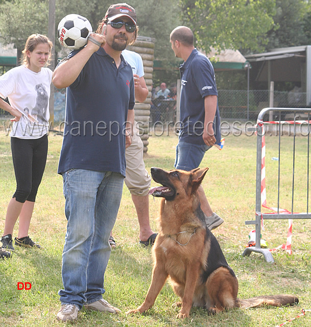 189.jpg - Me lo dai il pallone?