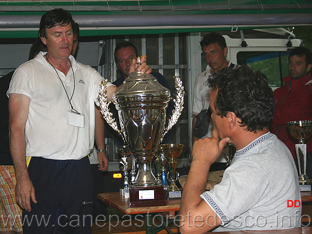 198.jpg - Momenti di commozione: il trofeo in ricordo di Ubaldo Zamolo che verrà consegnato al primo soggetto maschio allevato in regione che otterrà il titolo di Auslese