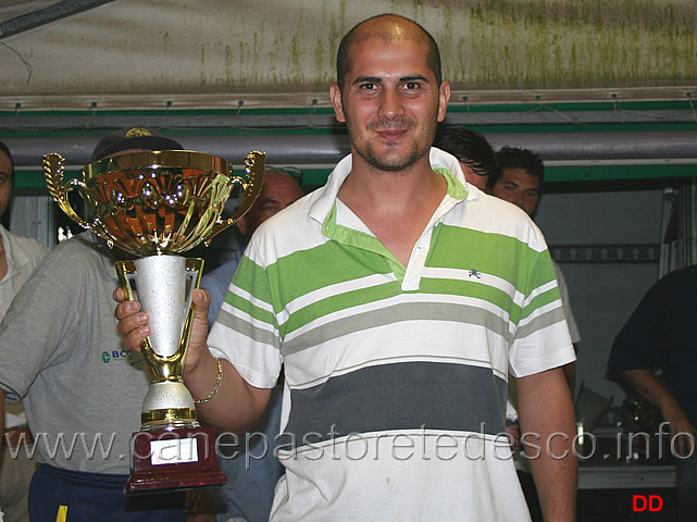 207.jpg - Il presentatore di Jolly degli Achei ritira il premio per il 4 posto in lavoro maschi