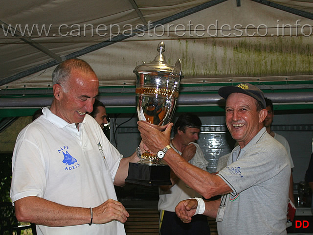 214.jpg - Tony Duz, presidente della sezione,consegna il premio per il miglior allevamento al gruppo dell'Alpe Adria, della sezione SAS Tagliamento