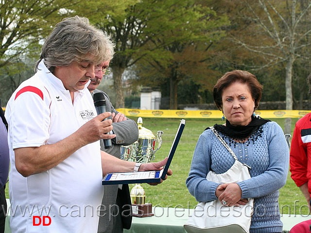 daniele-francioni-e-antonietta-bordignon.jpg - Daniele Francioni legge la targa ricordo per Franco Bordignon 