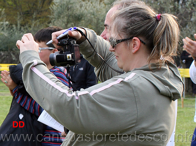 emanuela-mori-reporter.jpg - Emanuela Mori super reporter : telefonino per lo streaming in diretta e macchina fotografica