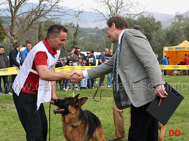 il-giudice-joachim-stiegler-si-congratula-con-marco-piva.jpg - Il giudice Joachim Stiegler si congratula con Marco Piva per il secondo posto di Arco 