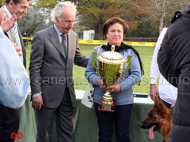 momenti-di-commozione.jpg - Momenti di commozione per la signora Antonietta mentre consegna il trofeo dedicato al marito Franco Bordignon 