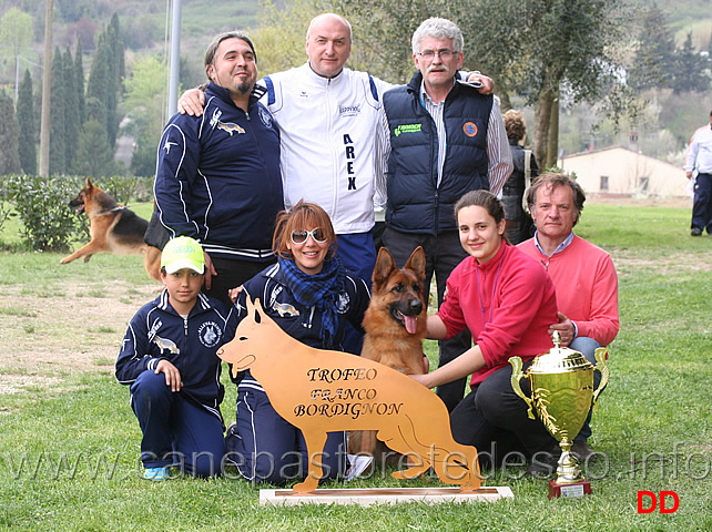 trofeo-franco-bordignon-05.jpg - Foto di gruppo per proprietari e creatori di Extra dei Colli Storici vincitrice del Trofeo Franco Bordignon