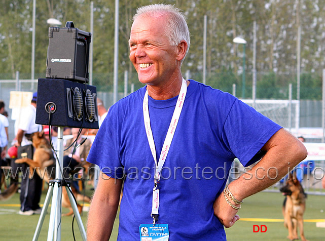 049.jpg - Eligio Bozieglav presidente del Comitato Organizzatore (merita un 10 solo per il fatto di essere riuscito a mantenere il sorriso)