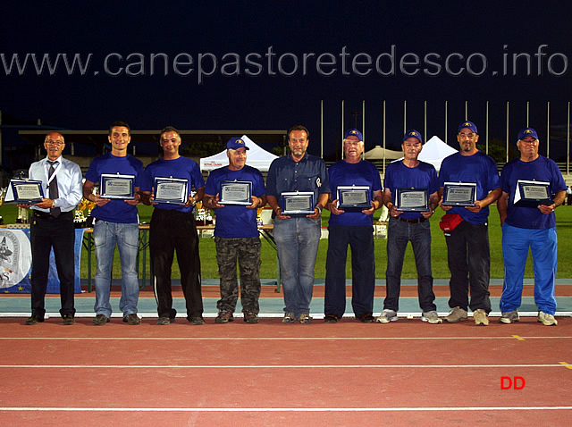 012.jpg - Premiazione delle sezioni del Friuli Venezia Giulia. I Presidenti di sezione ritirano le targhe