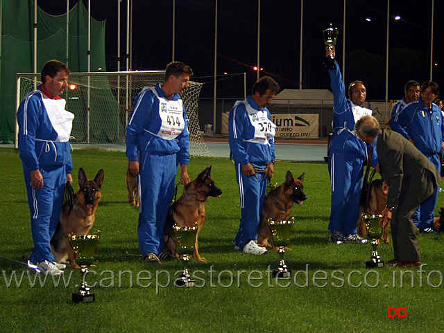 039.jpg - Il giudice Mantellini premia le Giovani femmine