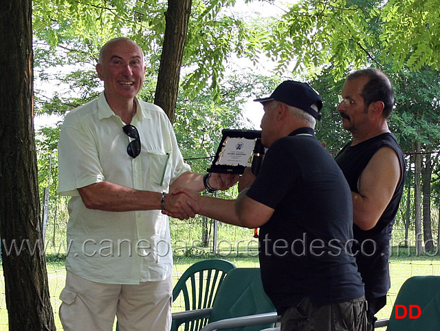 premiazione-allievo-giudice-vittorio-maestroni.jpg - Targa ricordo per il giudice Rino Maestroni