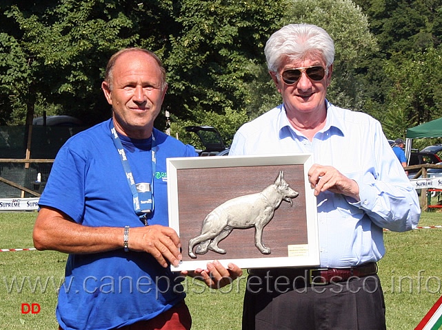 210.jpg - Il Presidente Verpelli posa per la foto con l'autore della bellissima targa  ricordo