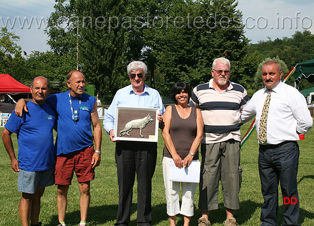 211.jpg - Foto di gruppo. Al centro l'insostituibile Mariangela Pagnoni