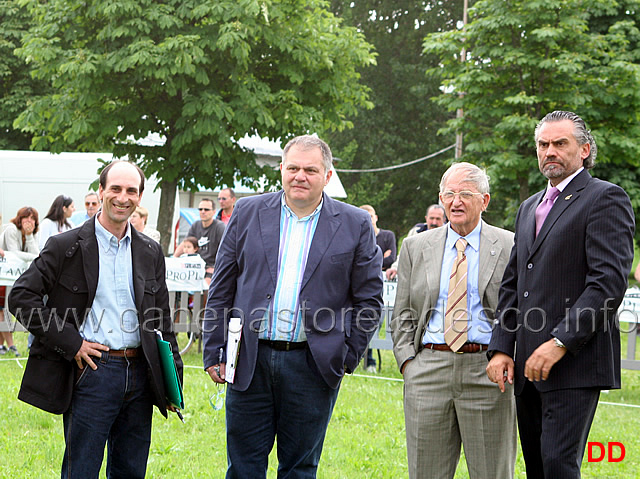 aspiranti-allievi-giudici-con-luigi-mantellini.jpg - Gli aspiranti allievi giudici Olimipio Ciciriello, Franco Pesole e Nino Barbieri con il giudice Luigi Mantellini durante l'esame